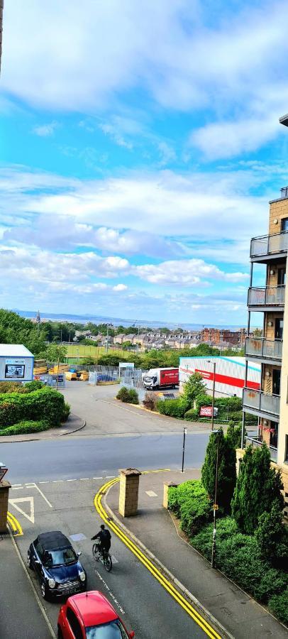 Elegant 2 Bedroom City Centre Apartment - Free Parking - Private Balcony Edinburgh Exterior photo