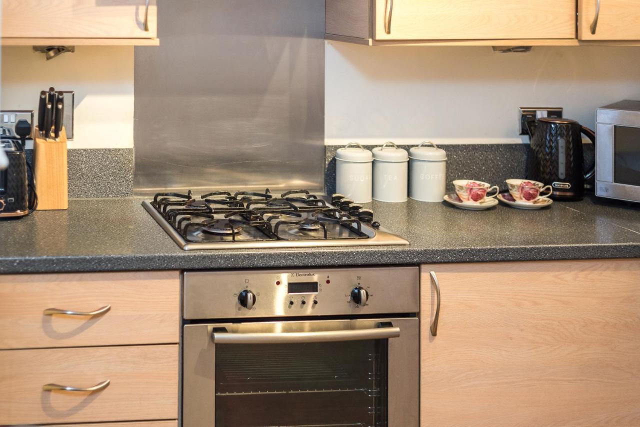 Elegant 2 Bedroom City Centre Apartment - Free Parking - Private Balcony Edinburgh Exterior photo