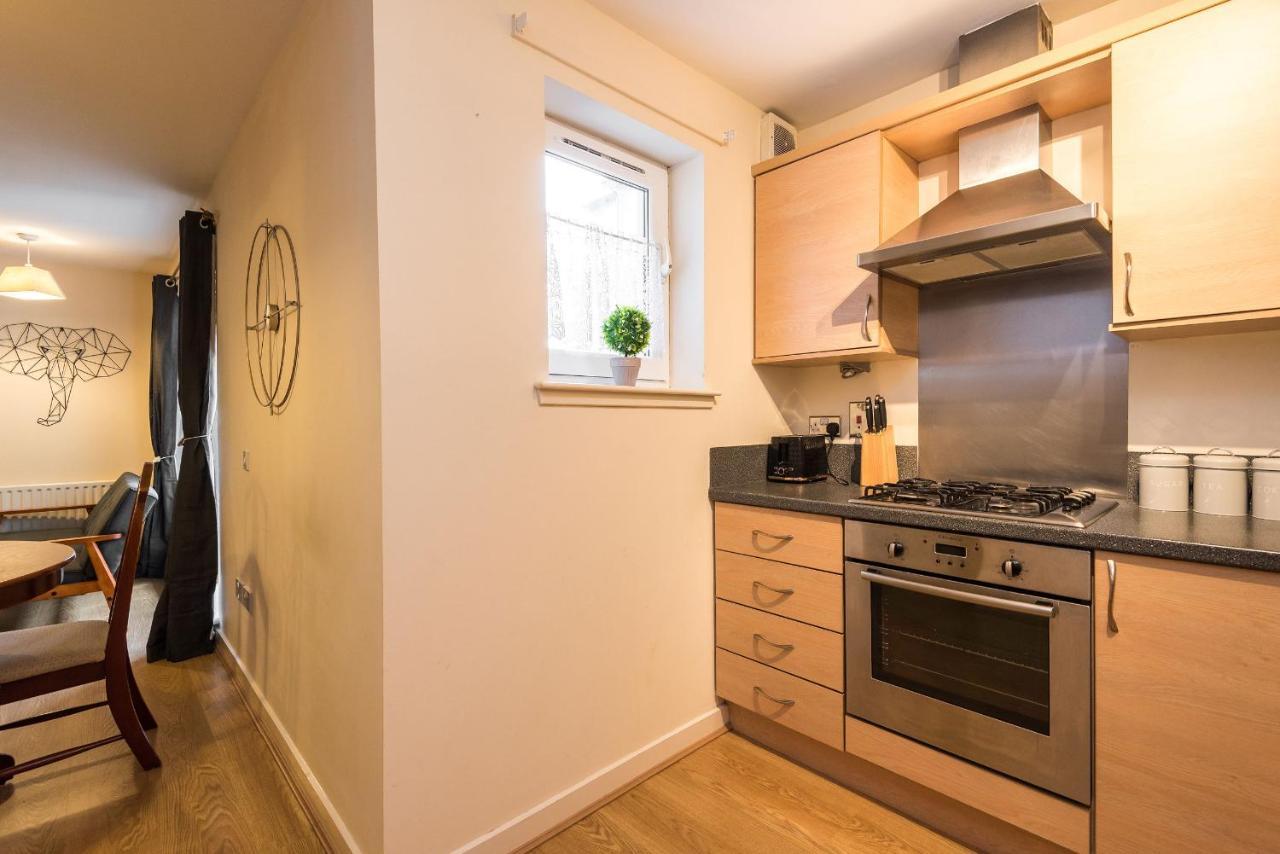 Elegant 2 Bedroom City Centre Apartment - Free Parking - Private Balcony Edinburgh Exterior photo