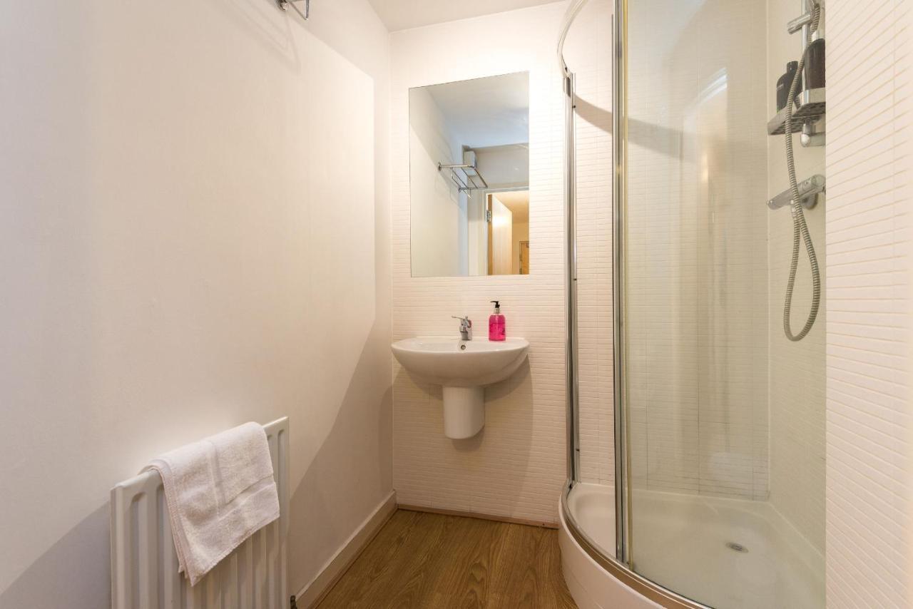 Elegant 2 Bedroom City Centre Apartment - Free Parking - Private Balcony Edinburgh Exterior photo