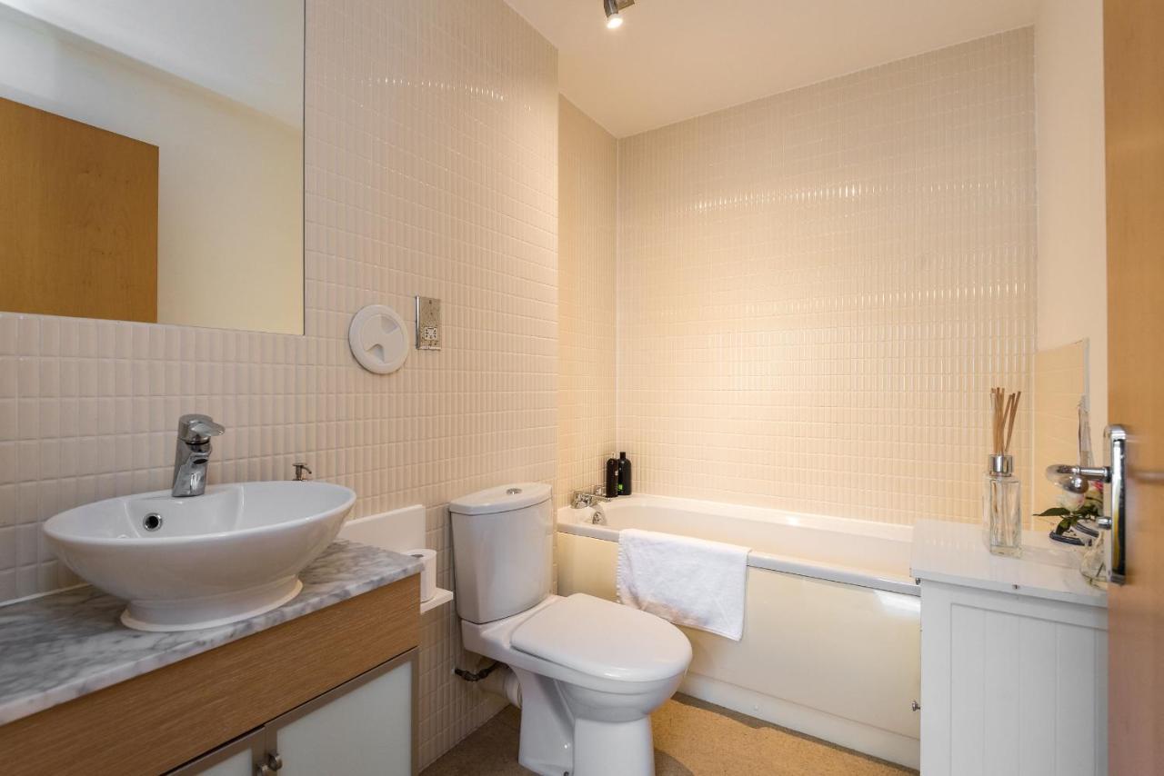 Elegant 2 Bedroom City Centre Apartment - Free Parking - Private Balcony Edinburgh Exterior photo